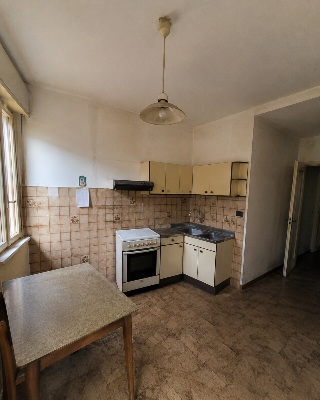Da vecchia cucina a camera da letto. — prima dell'intervento